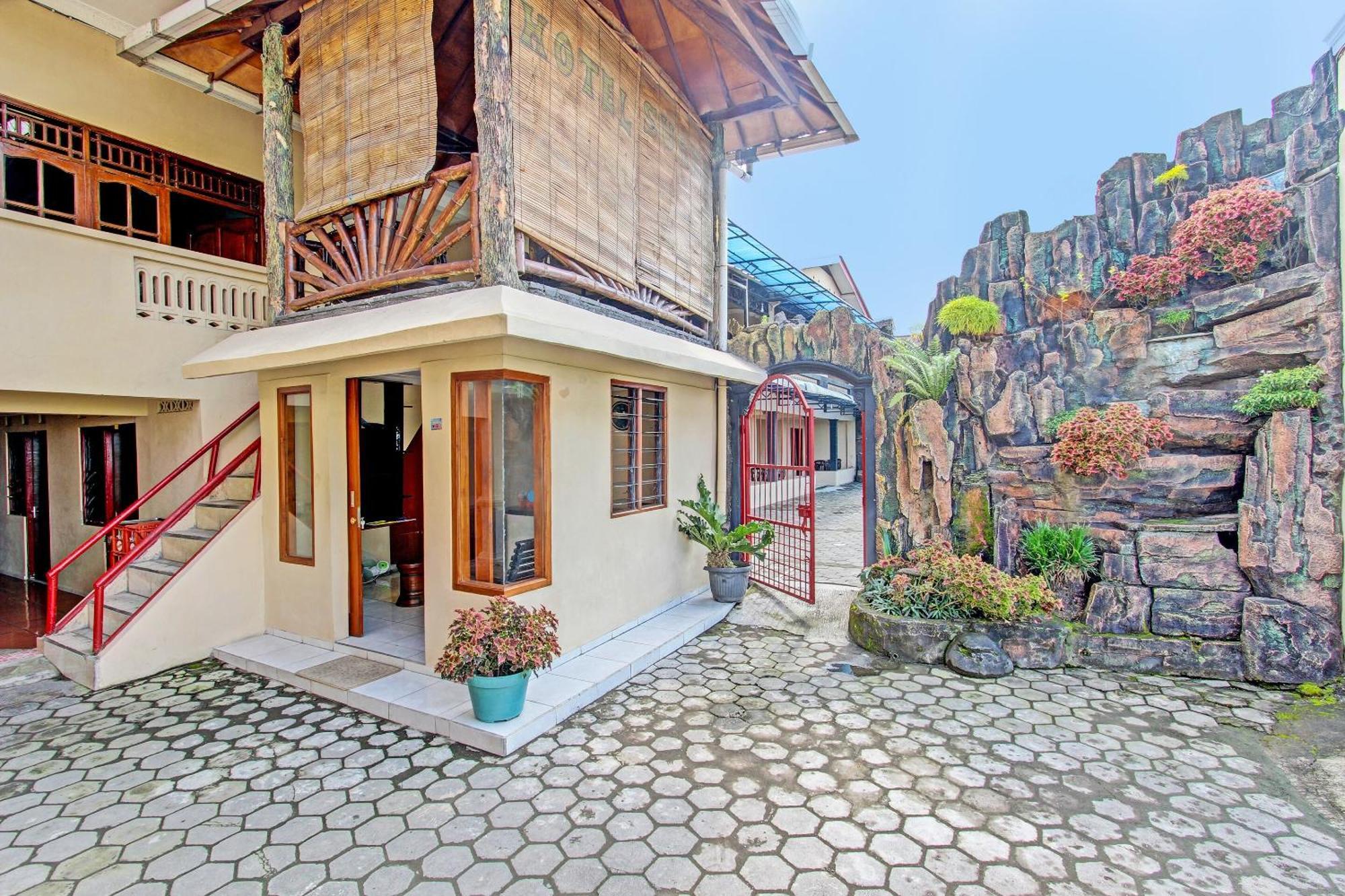 Oyo 91353 Hotel Surya Andesa Klaten エクステリア 写真
