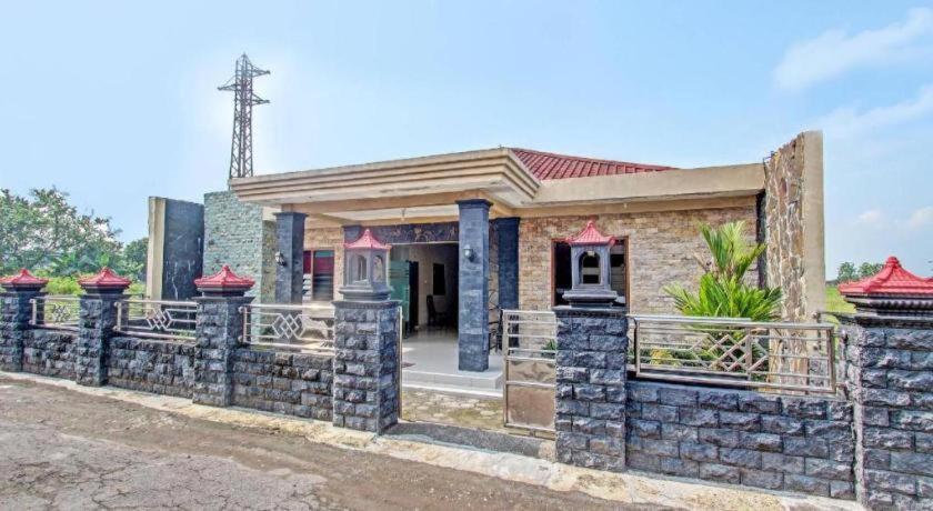 Oyo 91353 Hotel Surya Andesa Klaten エクステリア 写真