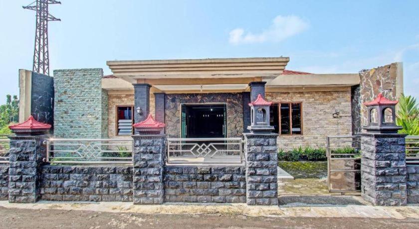 Oyo 91353 Hotel Surya Andesa Klaten エクステリア 写真